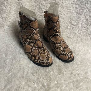 Masseys synthetic snake skin print ankle boots side zipper &buckle accent SZ9.5